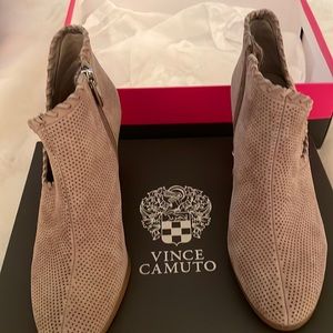 Vince Camuto suede chateau color true suede 6M